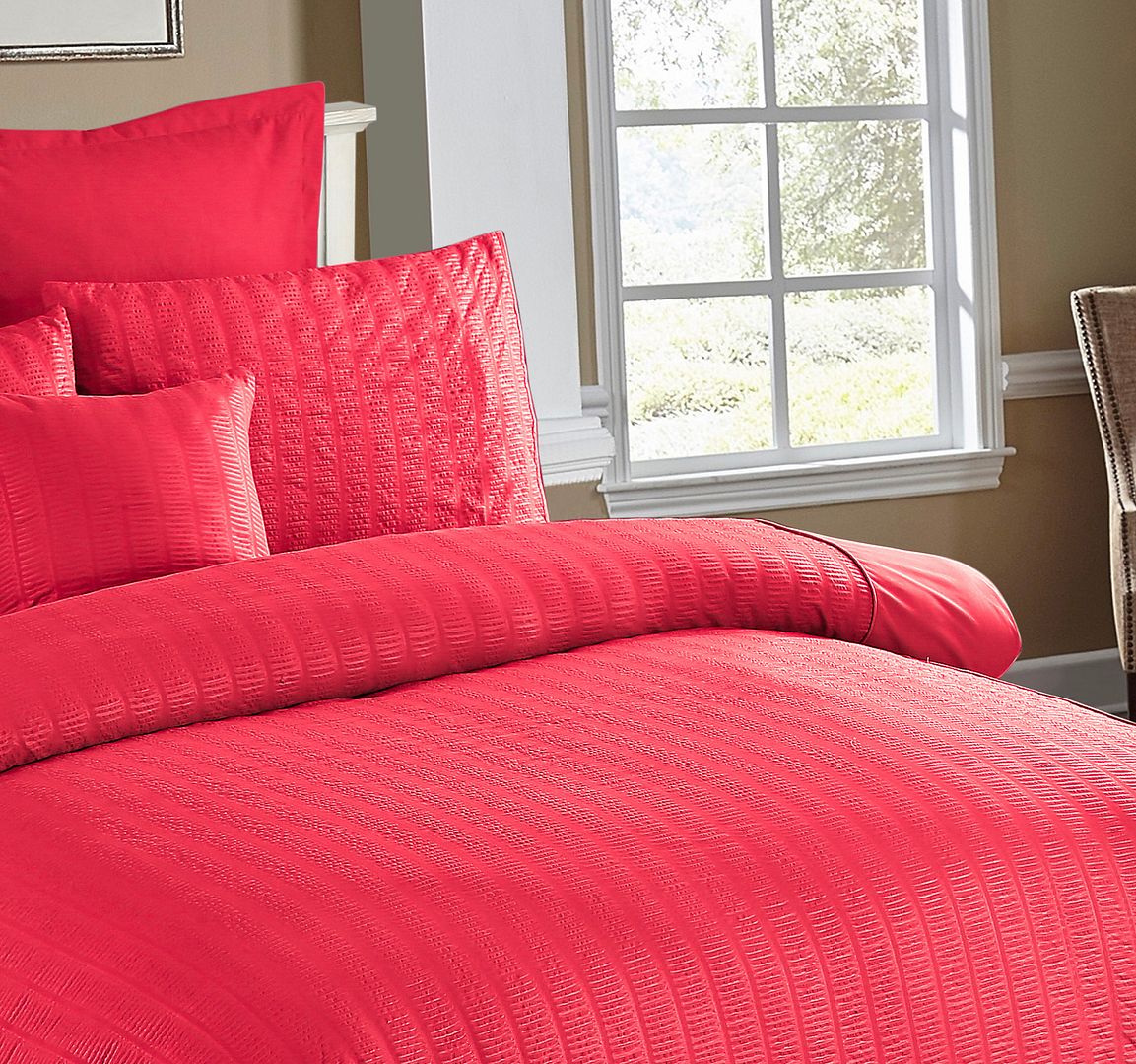 Seersucker Super King Size Quilt/Doona/Duvet Cover Set - Red - Home & Garden > Bedding - Bedzy Australia